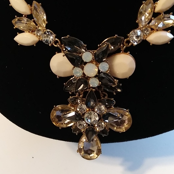 Beautiful necklace - Picture 2 of 3